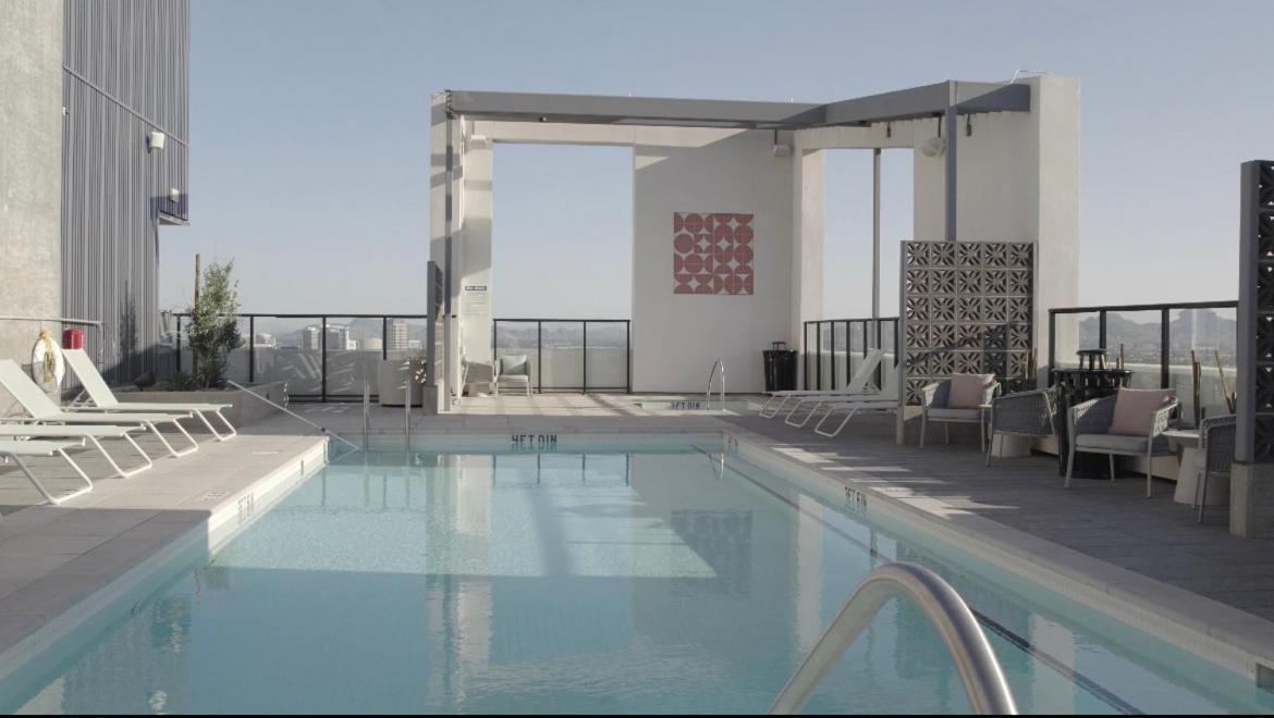 Couples Getaway Highrise Dwntown Phx Skyline Views Apartment Phoenix Bagian luar foto